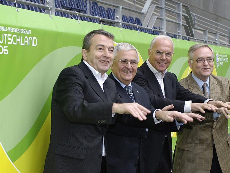 Der Vizepräsident des Organisationskomitees für die FIFA-WM 2006, Wolfgang Niersbach, DFB-Präsident Theo Zwanziger, der Präsident des Organisationskomitees für die FIFA-WM 2006, Franz Beckenbauer und DFB-Generalsekretär Horst R. Schmidt