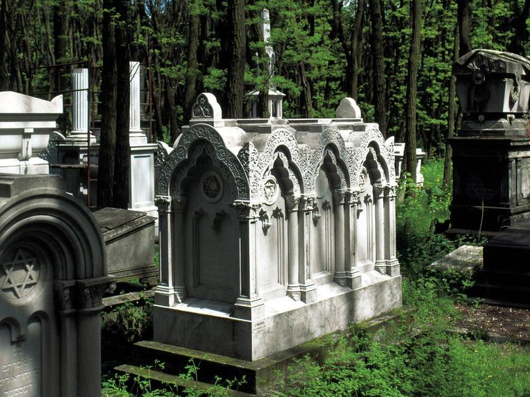 Grabstätten auf dem jüdischen Friedhof in Warschau. (Undatierte Aufnahme).