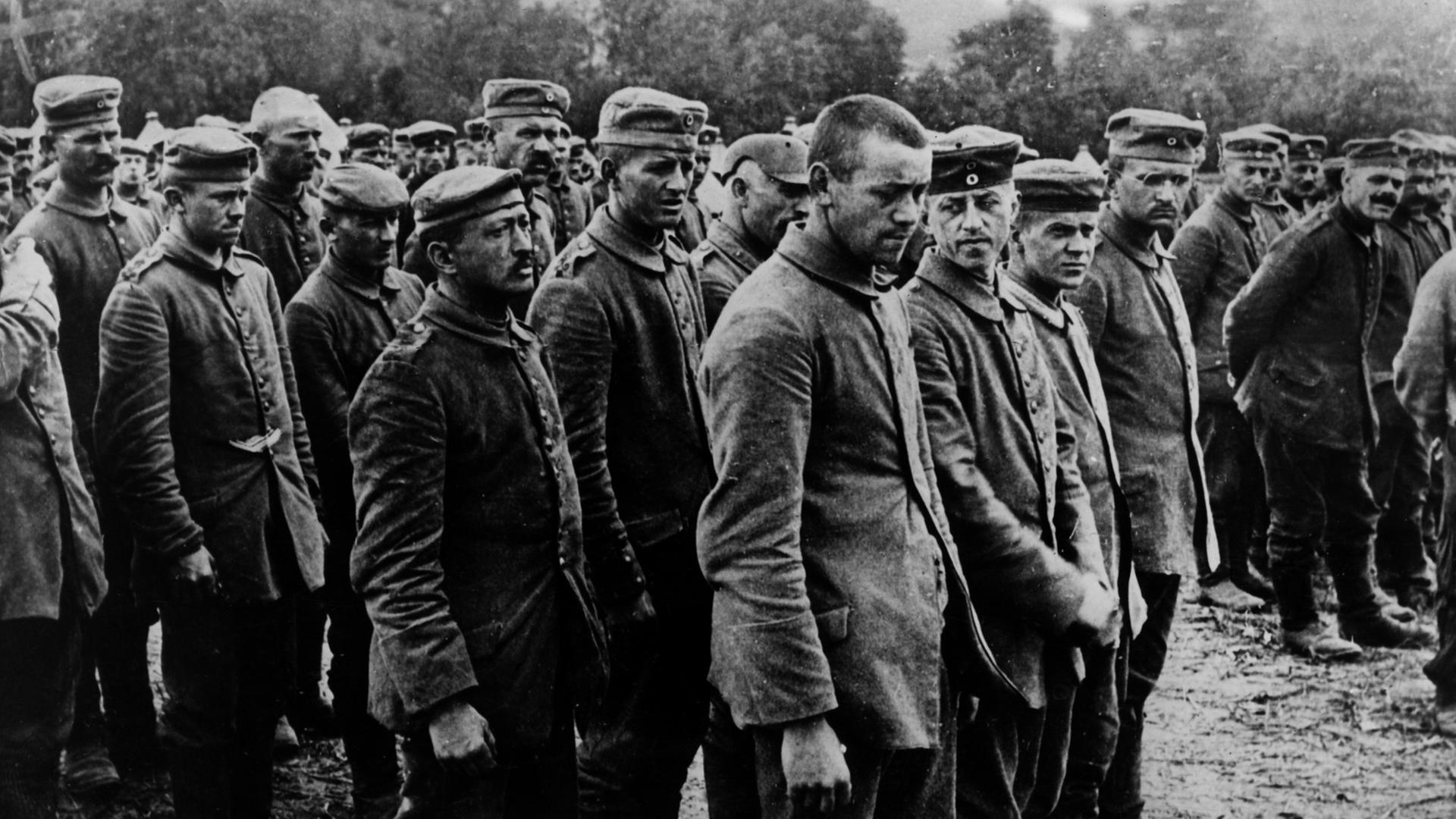 Eine Gruppe gefangener deutscher Soldaten im Jahre 1918 kurz vor Ende des 1. Weltkriegs.