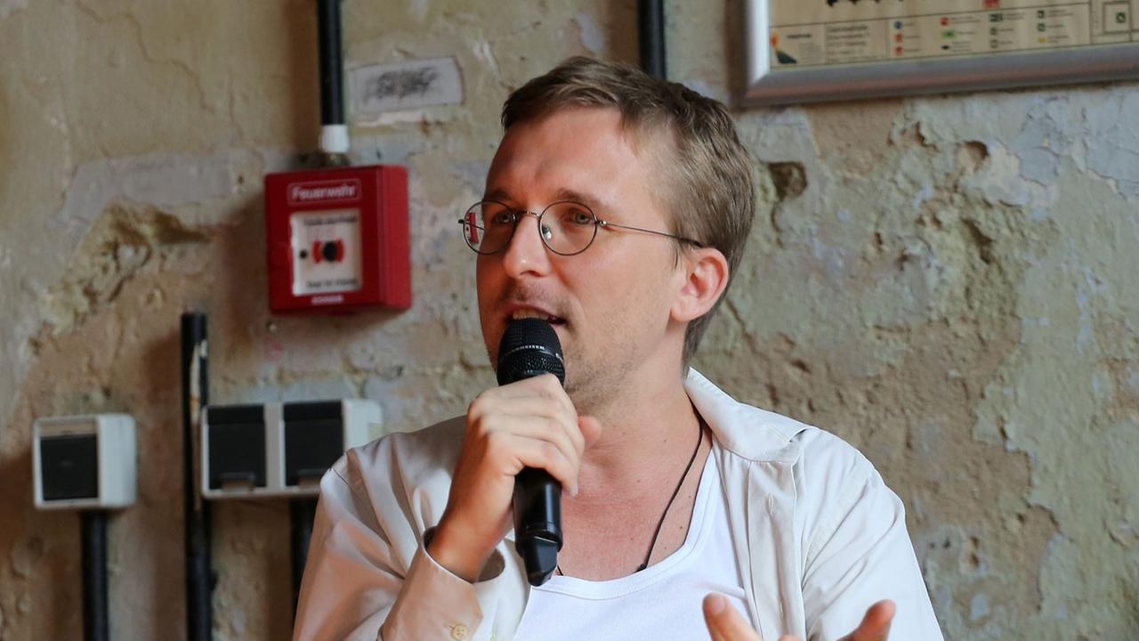 Der Regisseur Boris Nikitin spricht am 06.08.2014 in der Gebläsehalle in Duisburg während der Auftaktpressekonferenz der Ruhrtriennale 2014.