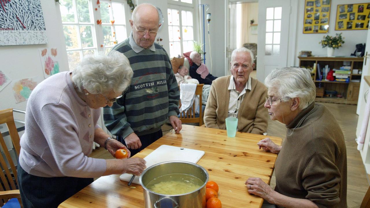 Patienten der "Villa Hittorf", einer Wohngemeinschaft für demenzkranke Senioren in Münster bei der Zubereitung des Mittagessens.