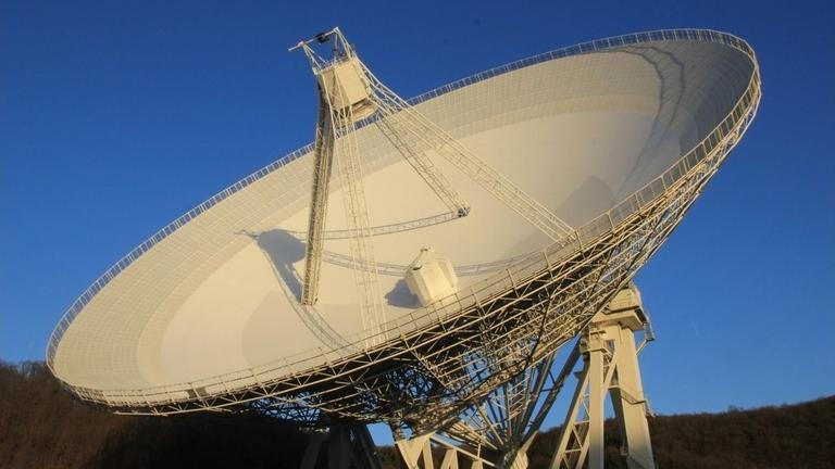 Das 100-Meter-Teleskop des Bonner Max-Planck-Instituts für Radioastronomie.