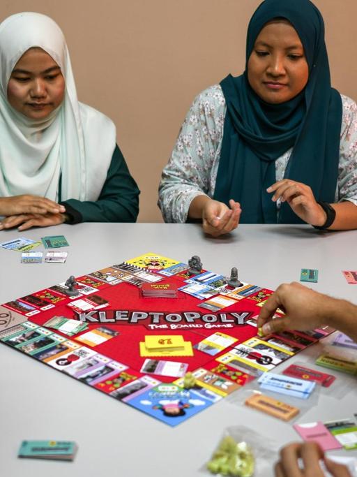 Mitarbeiter des Zentrums für den Kampf gegen Korruption und Vetternwirtschaft in Malaysia spielen "Kleptopoly": Bei dem Brettspiel nach "Monopoly"-Vorbild geht es darum, sich als Politiker möglichst viele Staatsgelder, Grundstücke und Firmen unter den Nagel zu reißen