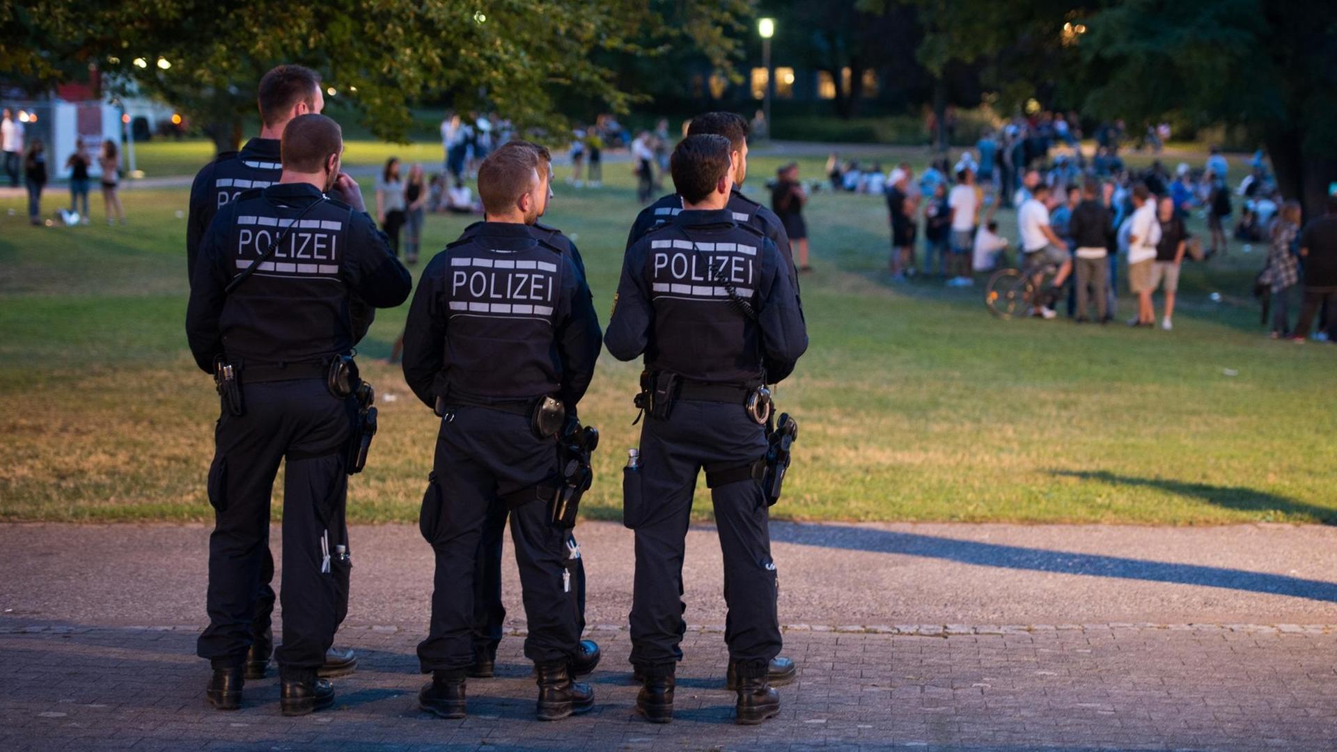 Sechs Polizisten beobachten Jugendliche beim Feiern im Schorndorfer Schlossgarten