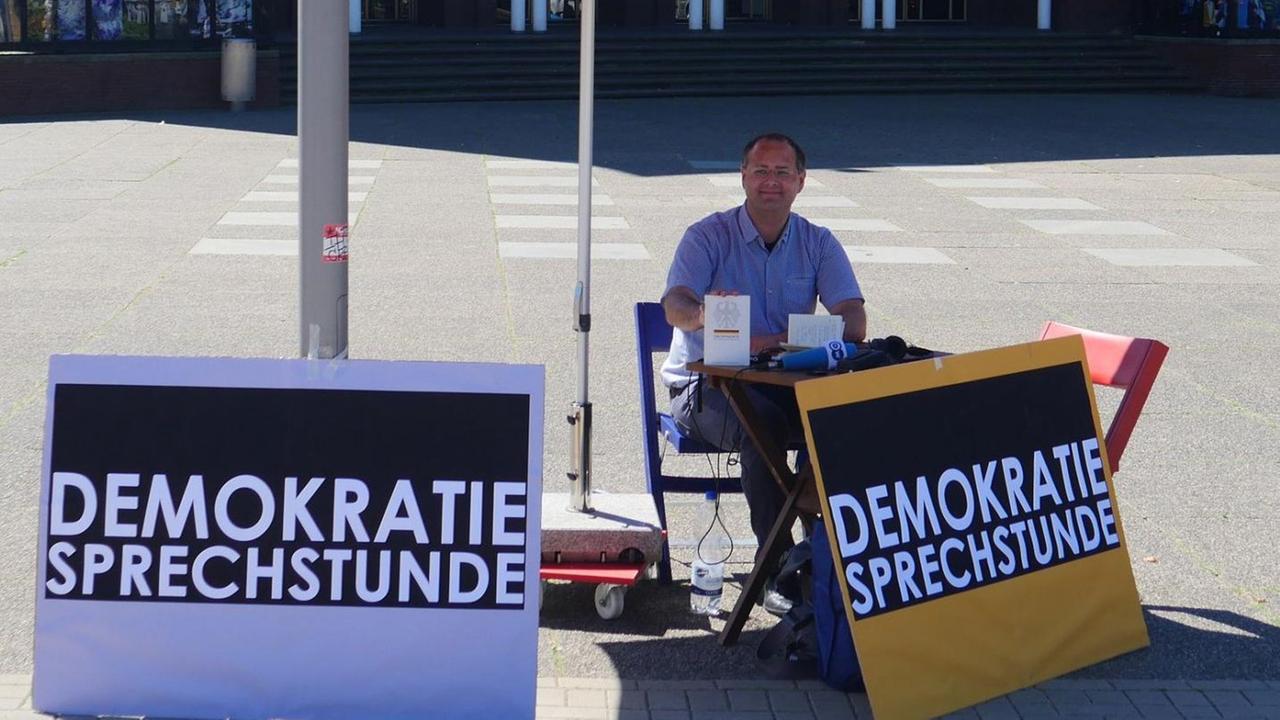 Richard Fuchs mit seiner Demokratie-Sprechstunde in Bochum