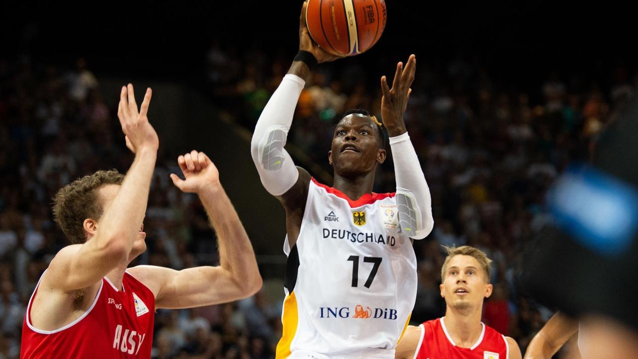 Deutschlands Dennis Schröder spielt gegen Österreichs Jakob Poeltl und Österreichs Thomas Klepeisz.