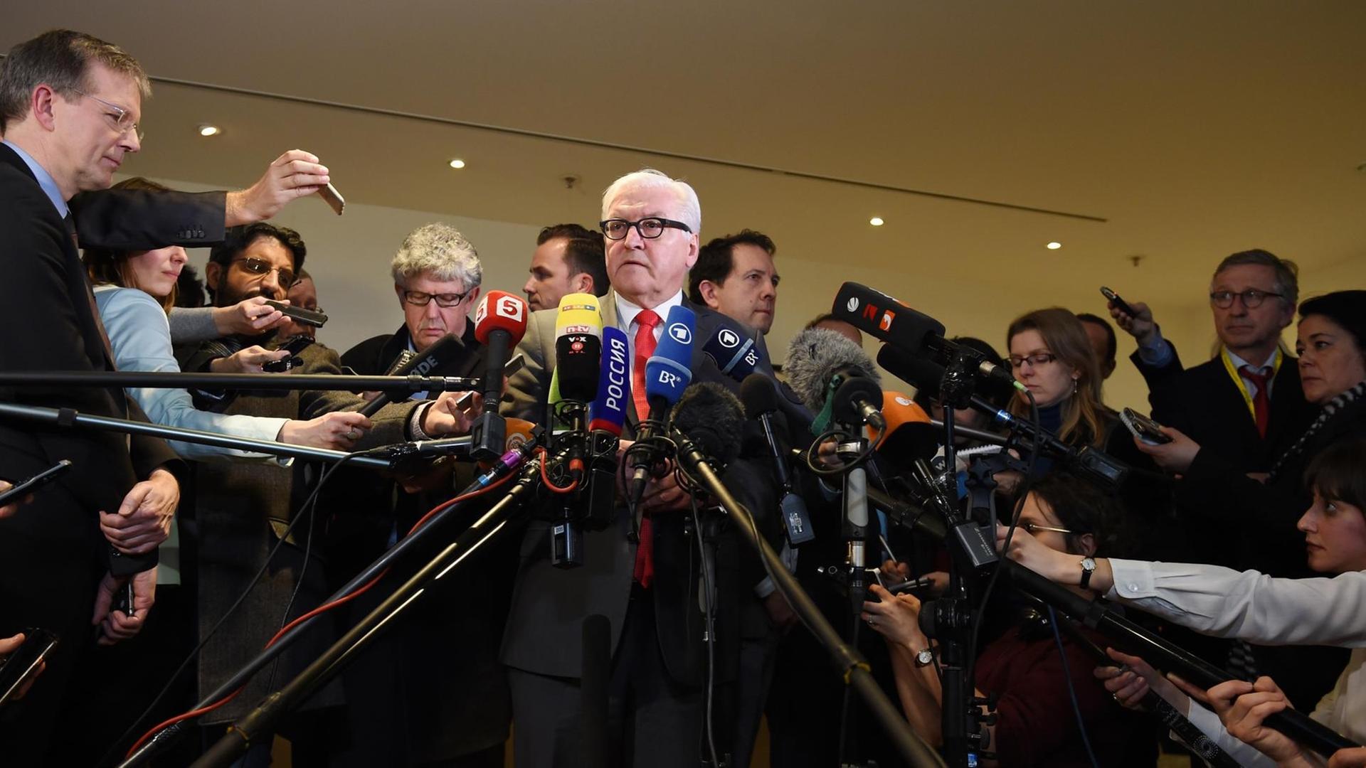 Bundesaußenminister Frank-Walter Steinmeier wird in München von vielen Journalisten umringt.