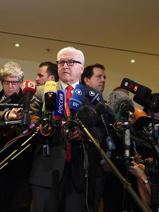 Bundesaußenminister Frank-Walter Steinmeier wird in München von vielen Journalisten umringt.
