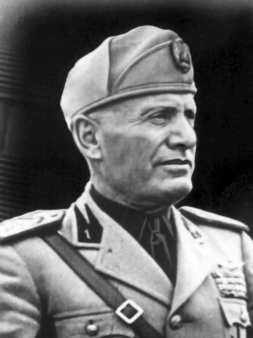 Porträtaufnahme von Benito Mussolini in Uniform