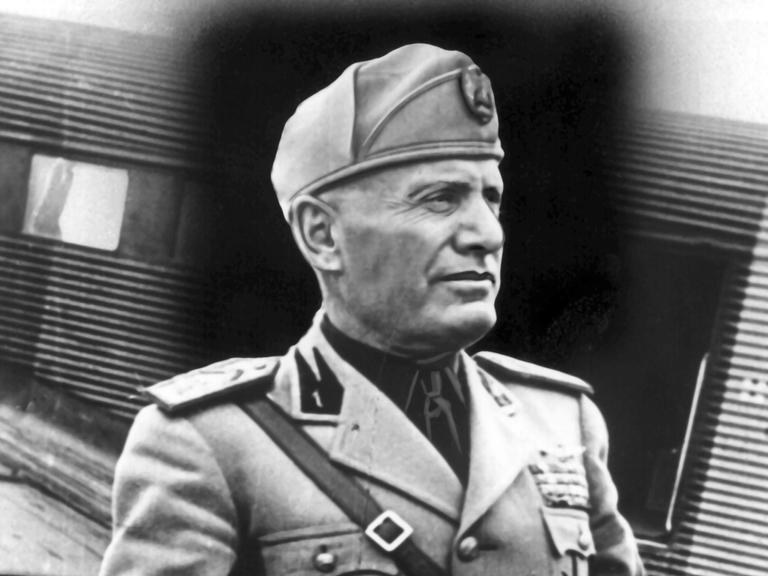 Porträtaufnahme von Benito Mussolini in Uniform