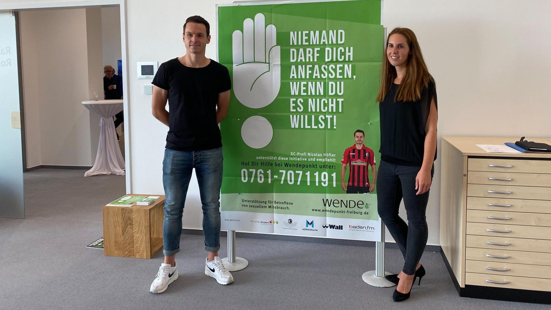 Nicolas Höfler, Fußballprofi des SC Freiburg, und seine Frau Carolin, setzen sich gegen Gewalt und Missbrauch von Kindern ein.