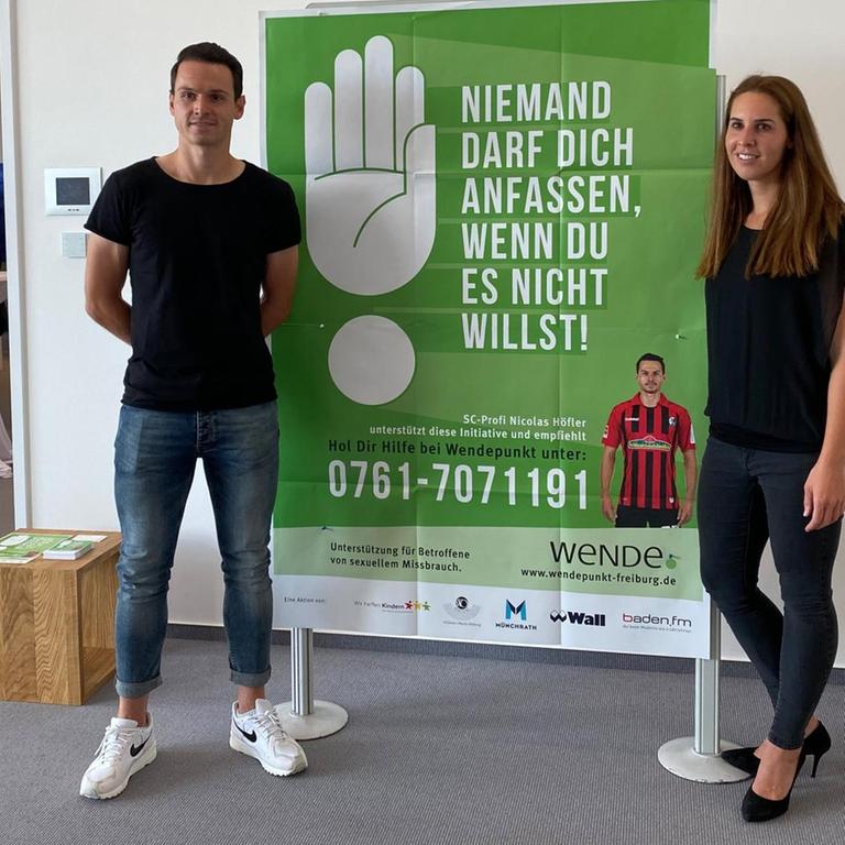 Nicolas Höfler, Fußballprofi des SC Freiburg, und seine Frau Carolin, setzen sich gegen Gewalt und Missbrauch von Kindern ein.