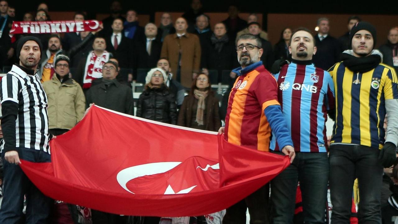 Nach dem Terroranschlag vor dem Besiktas-Stadion in Istanbul zeigen Fans rivalisierender Fußballclubs Einheit gegen Terror.