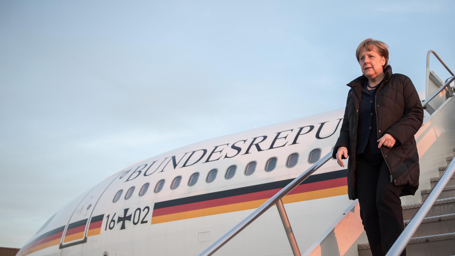 Bundeskanzlerin Merkel steigt am Flughafen von Washington D.C. aus dem Flugzeug.