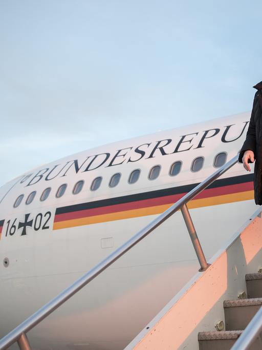 Bundeskanzlerin Merkel steigt am Flughafen von Washington D.C. aus dem Flugzeug.