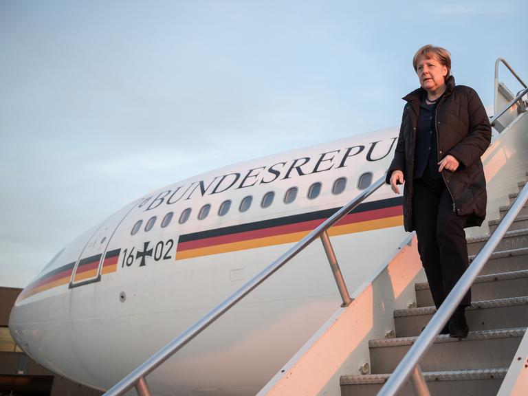 Bundeskanzlerin Merkel steigt am Flughafen von Washington D.C. aus dem Flugzeug.