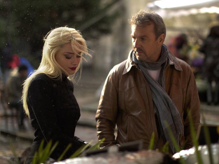 CIA-Agent Ethan Renner (Kevin Costner) und seine Chefin Vivi (Amber Heard) in einer Szene aus dem Film "3 Days To Kill".