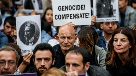Bei Demonstrationen in Istanbul zum 101. Jahrestag des Massakers an den Armeniern halten Menschen Plakate von armenischen Intellelktuellen, die 1915 deportiert wurden.