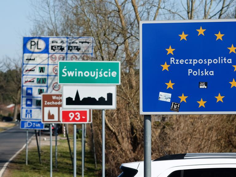 Polnische Verkehrsschilder, das Ortseingangsschild von Swinoujscie und ein Europaschild der Republik Polen stehen am Grenzübergang Garz - Swinemünde auf Usedom.