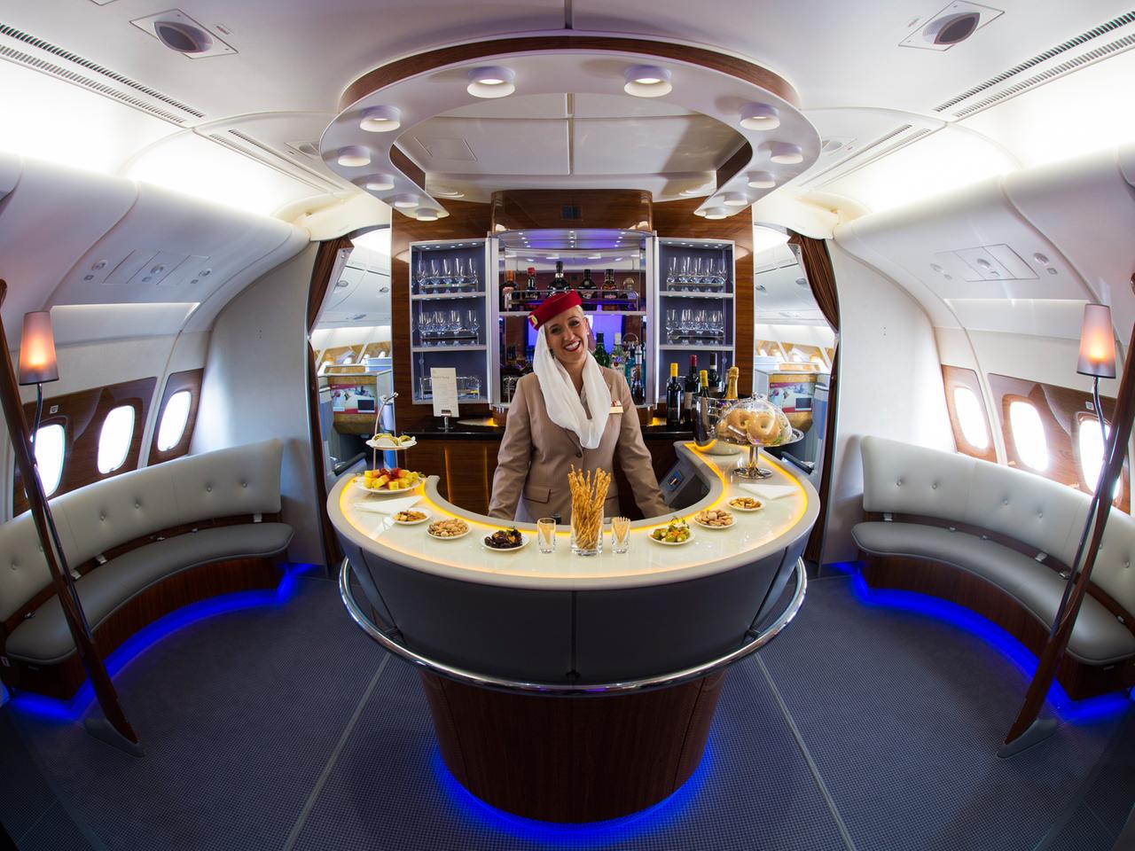 Full Service: Sky Bar in der Business Class an Bord einer Emirates-Maschine (Airbus A 380)