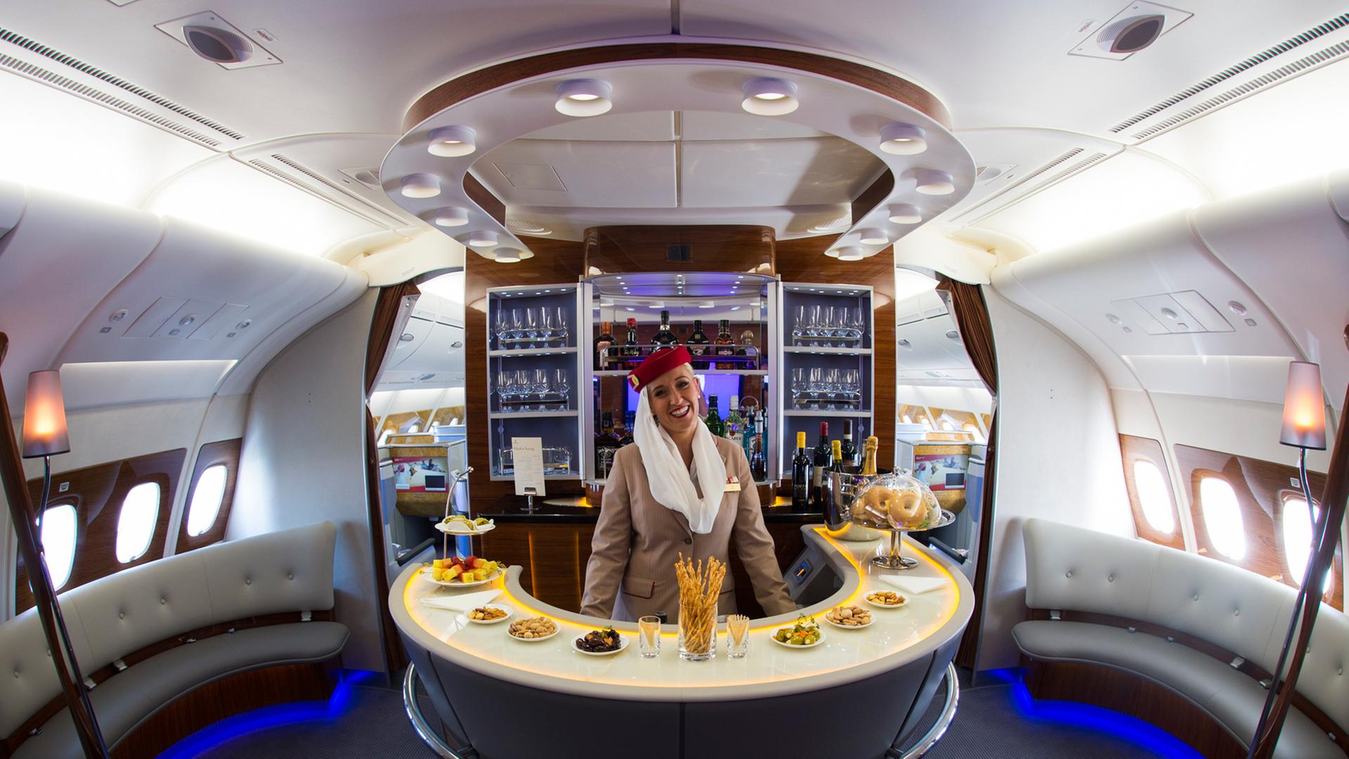 Full Service: Sky Bar in der Business Class an Bord einer Emirates-Maschine (Airbus A 380)