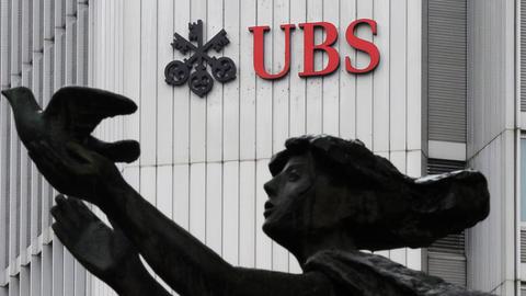 Das Logo der Schweizer Bank UBS in Zürich