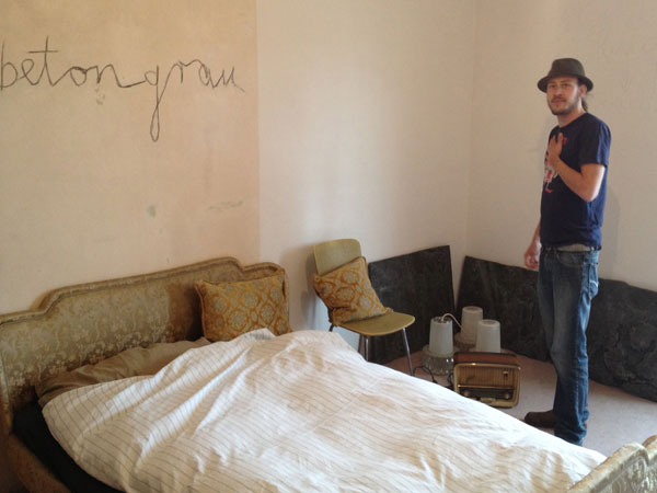 Georg Eber in einem Hotelzimmer des "Grandhotel Cosmopolis". Georg Eber in einem Hotelzimmer des "Grandhotel Cosmopolis".