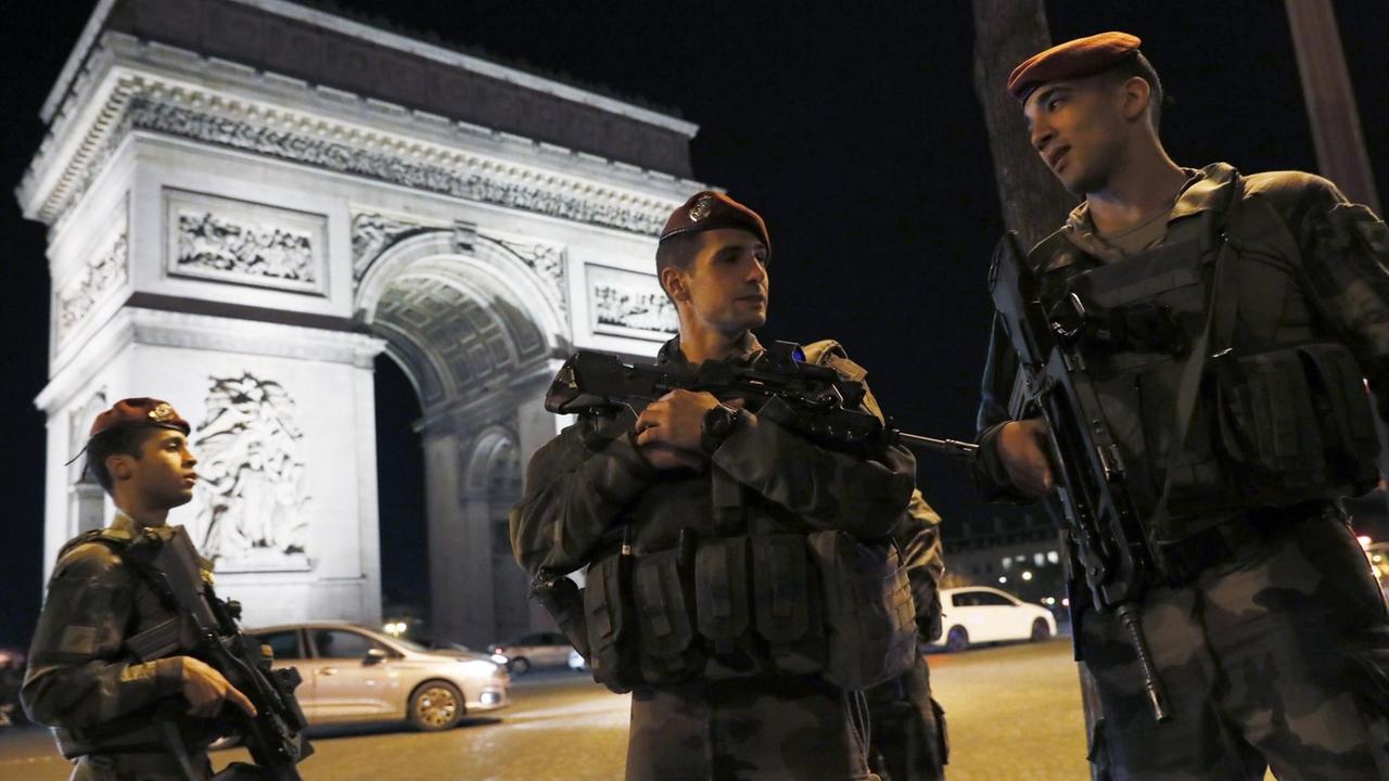 Sicherheitskräfte am Arc de Triomphe nach dem Anschlag auf den Champs Elysées in Paris.