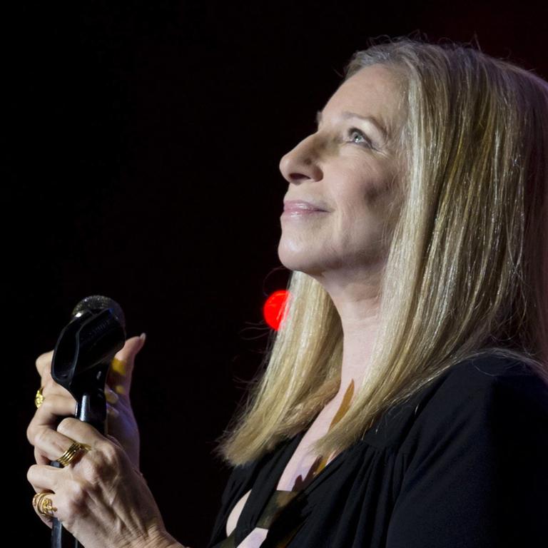 Sängerin Barbra Streisand während einer Performance bei Feierlichkeiten zum 90. Geburtstag von Israels ehemaligen Präsidenten Shimon Peres 2013 in Jerusalem