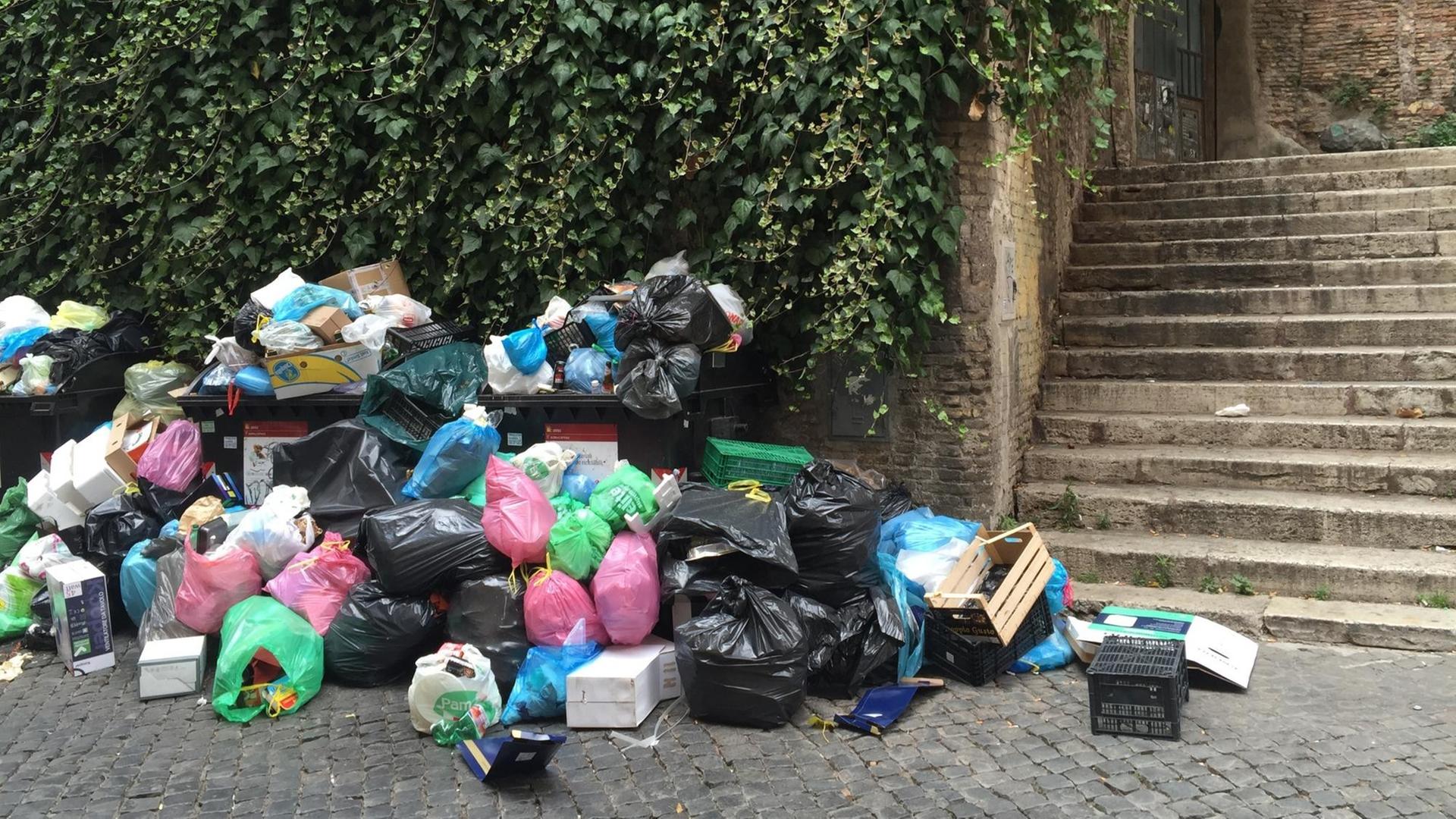 Überfüllte Müllcontainer am Straßenrand von Rom.