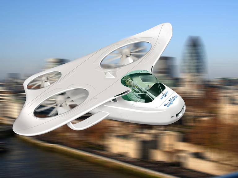 Ein einsitziges Luftfahrzeug fliegt mit drei horizontalen Rotoren an einer nur schemenhaft erkennbaren Stadtkulisse entlang.