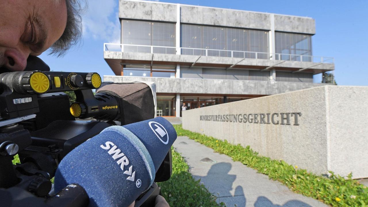 Ein Kameramann der ARD filmt das Bundesverfassungsgericht