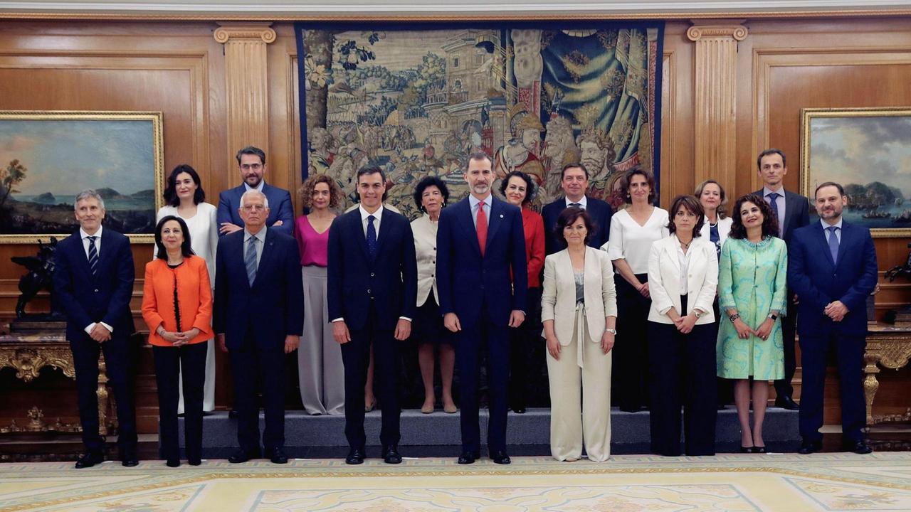 Gruppenfoto von König Felipe mit dem neuen spanischen Kabinett. 