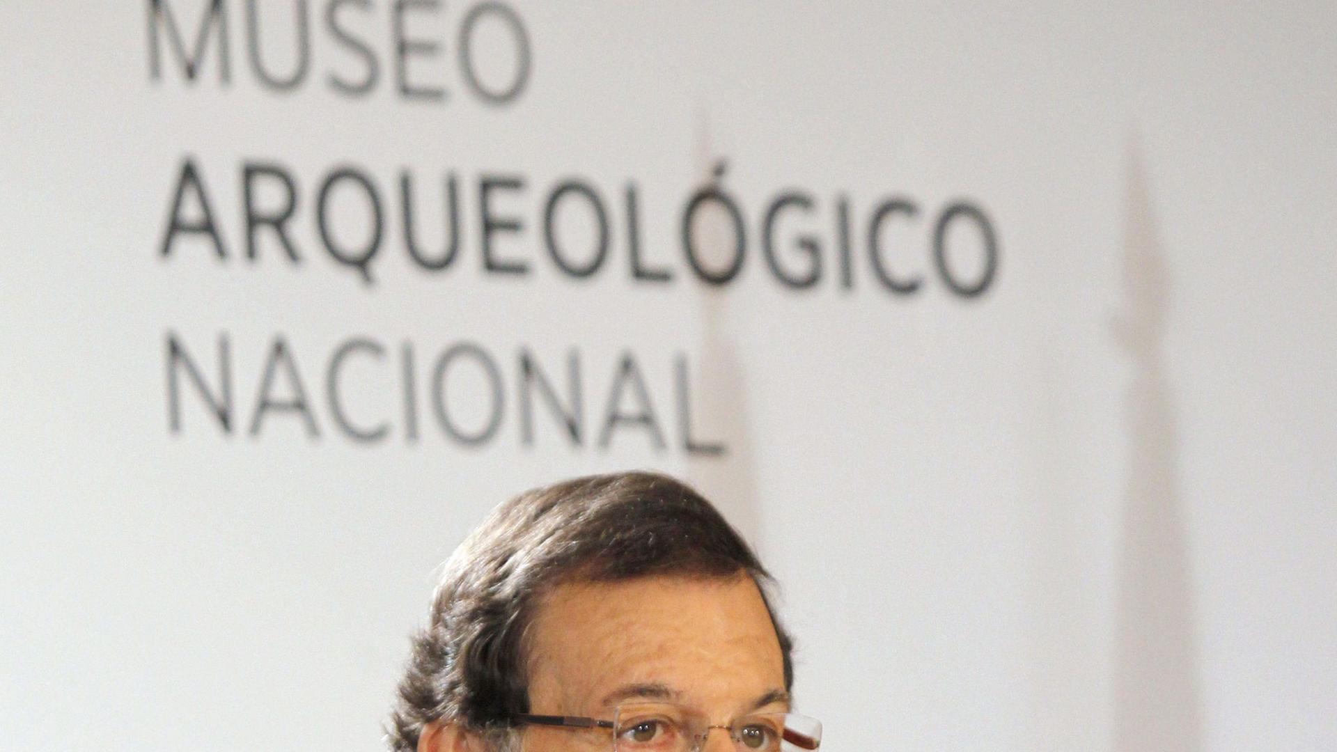 Spaniens Ministerpräsident Mariano Rajoy spricht in ein Mikrofon bei der Eröffnung nach der Renovierung des Nationalen Archäologiemuseums in Madrid.
