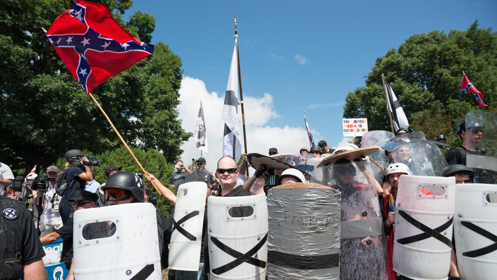 Mit Schulzschilden und Stöcken ausgerüstete rechte Demonstranten in der US-Stadt Charlottesville.