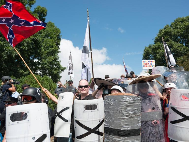 Mit Schulzschilden und Stöcken ausgerüstete rechte Demonstranten in der US-Stadt Charlottesville.