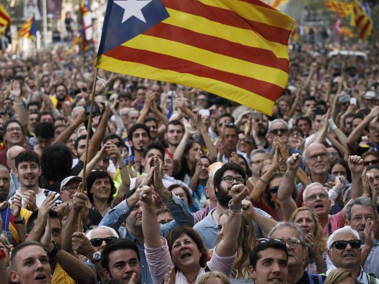 Menschen in Barcelona feiern, dass das Regionalparlament für die Gründung einer unabhängigen Republik Katalonien gestimmt hat.