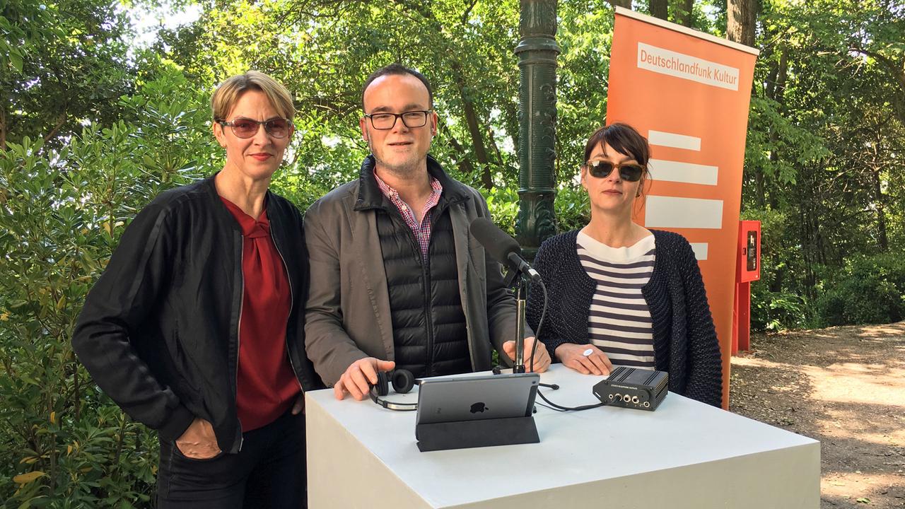 Deutschlandfunk Kultur sendet von der Biennale in Venedig: Vor Ort sind Susanne Burkhardt (l.), Vladimir Balzer und Claudia Wheeler (r.)