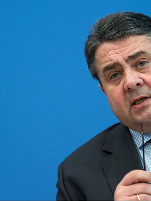 Bundeswirtschaftsminister Sigmar Gabriel (SPD) äußert sich am 19.02.2016 bei einer Pressekonferenz in Berlin zu den deutschen Rüstungsexporten 2015