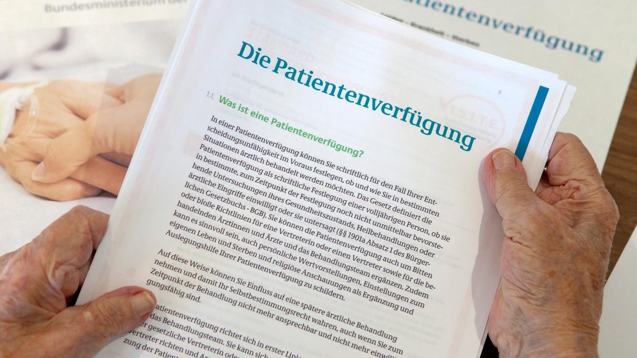 Eine Seniorin liest am Dienstag (12.10.2010) in Ilmenau die Ausfüllhilfe für die vom Justizministerium herausgegebene Patientenverfügung.