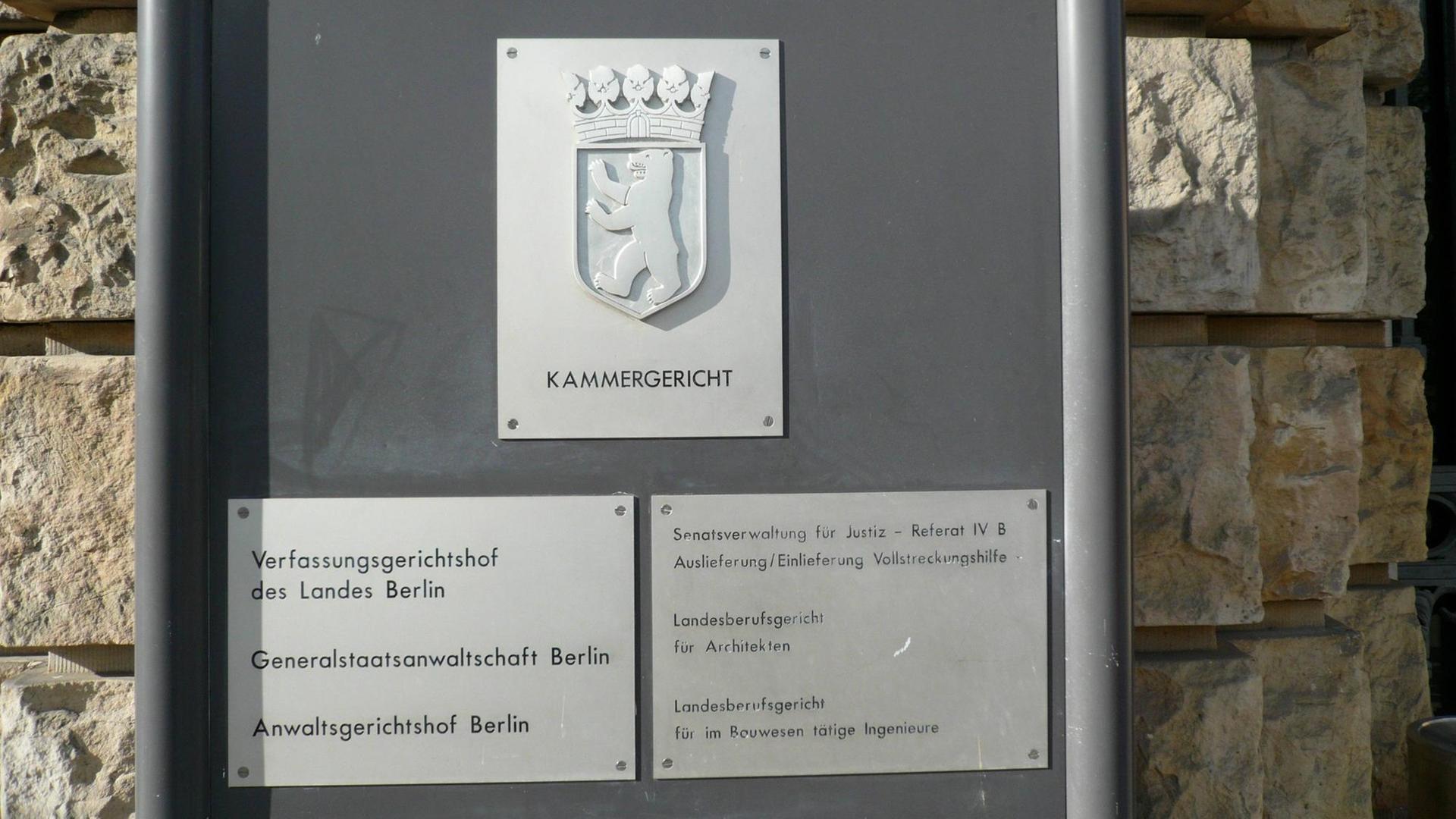 Ein Schriftzug Generalstaatsanwaltschaft Berlin an ihrem Gebäude.