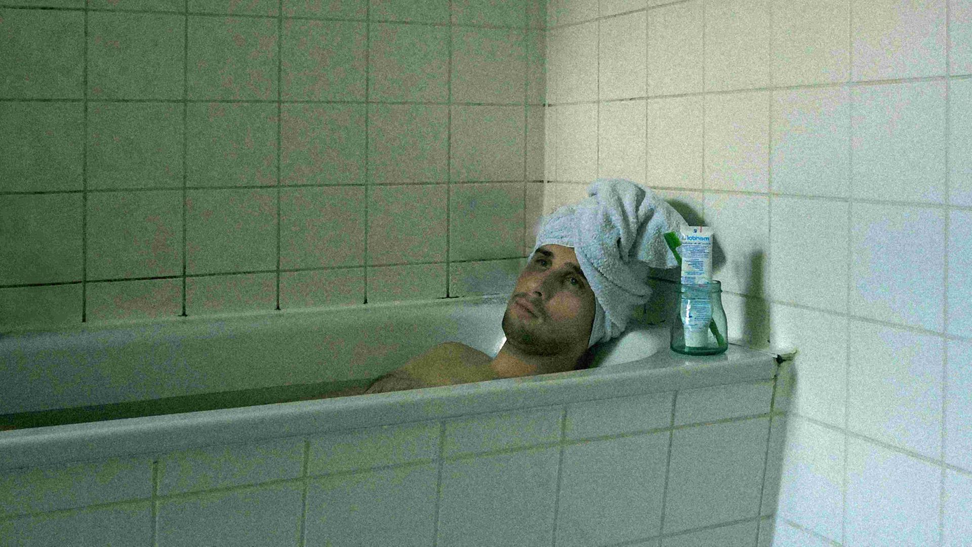 Arno Zilla liegt seit zwei Wochen in der Badewanne, um dem Homeoffice hinter der Tür zu entgehen.