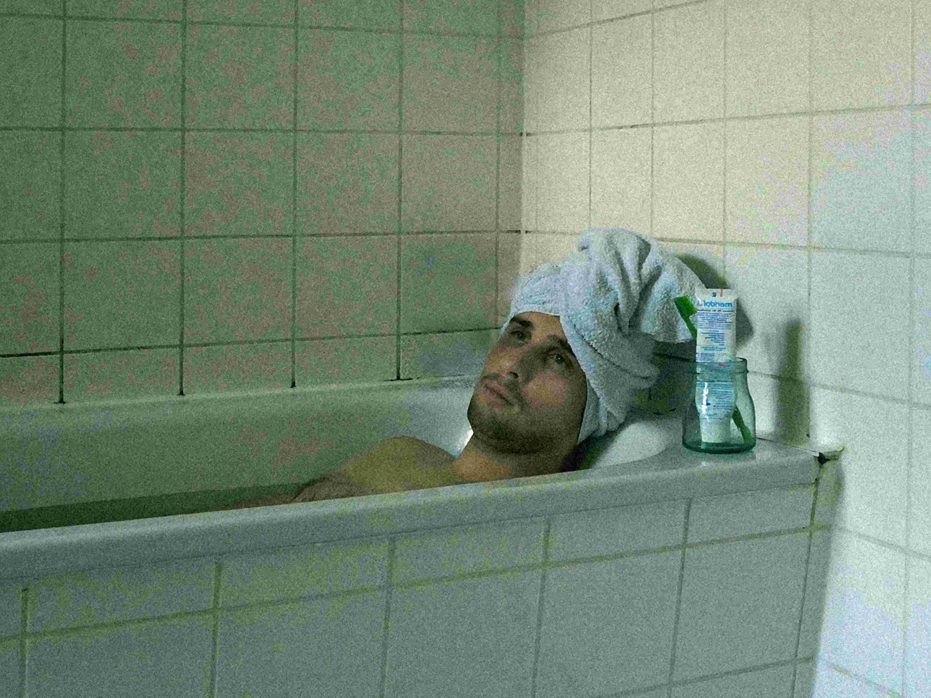 Arno Zilla liegt seit zwei Wochen in der Badewanne, um dem Homeoffice hinter der Tür zu entgehen.