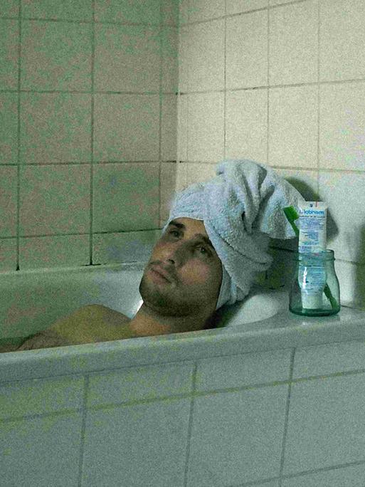 Arno Zilla liegt seit zwei Wochen in der Badewanne, um dem Homeoffice hinter der Tür zu entgehen.