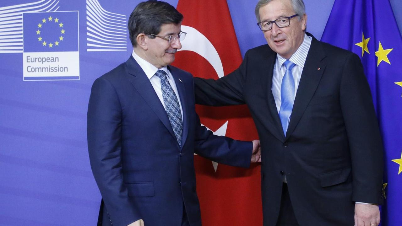 EU-Kommissionschef Jean-Claude Juncker und der türkische Regierungschef Ahmet Davutoglu (15.01.2015).