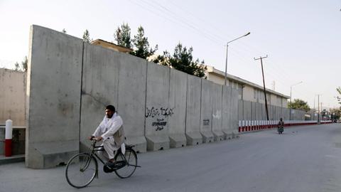 Ein Radfahrer fährt in Kabul über eine Straße.