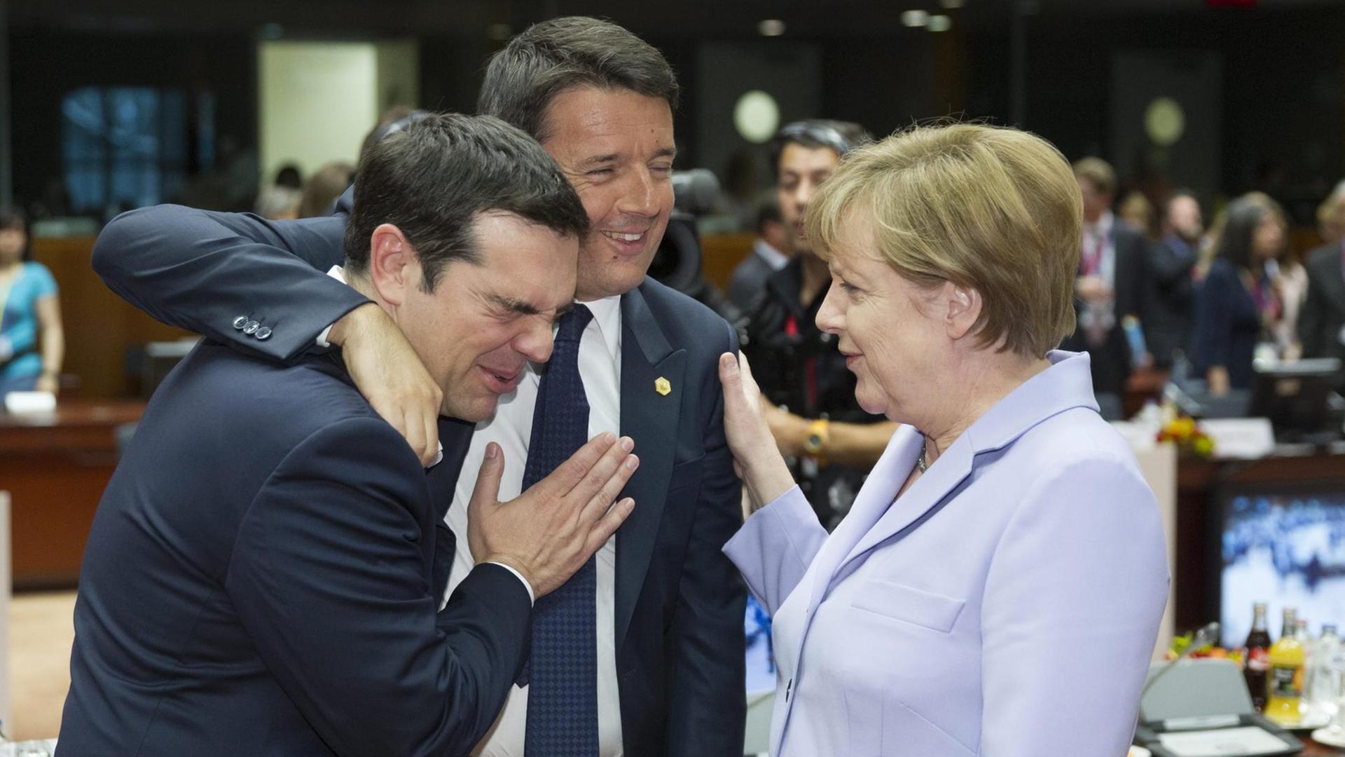 Italiens Ministerpräsident Renzi nimmt auf dem EU-Gipfel in Brüssel (25.6.15) seinen griechischen Amtskollegen zur Seite. Bundeskanzlerin Merkel beobachtet die Situation.