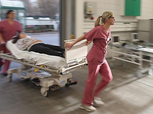 07.01.2018 / Zwei Krankenpfleger schieben einen Patienten in die Notaufnahme eines Krankenhauses.