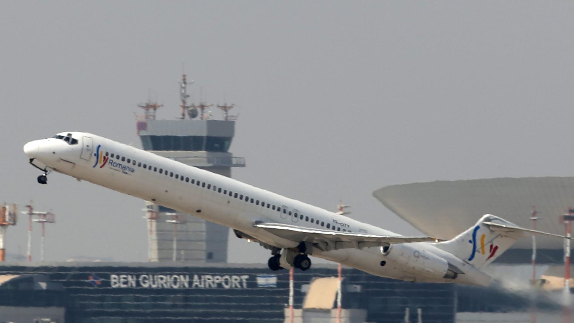 Ein Flugzeug der Fluglinie Romania hebt vor Gebäuden des Flughafens Ben Gurion in Tel Aviv ab.