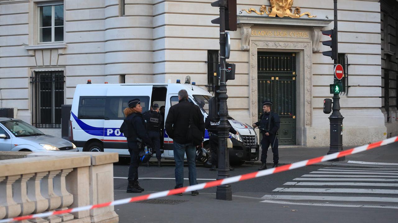Die Polizei sperrte nach den Attentaten viele Straßen von Paris ab, wie hier die Rue du quai des orfèvres.